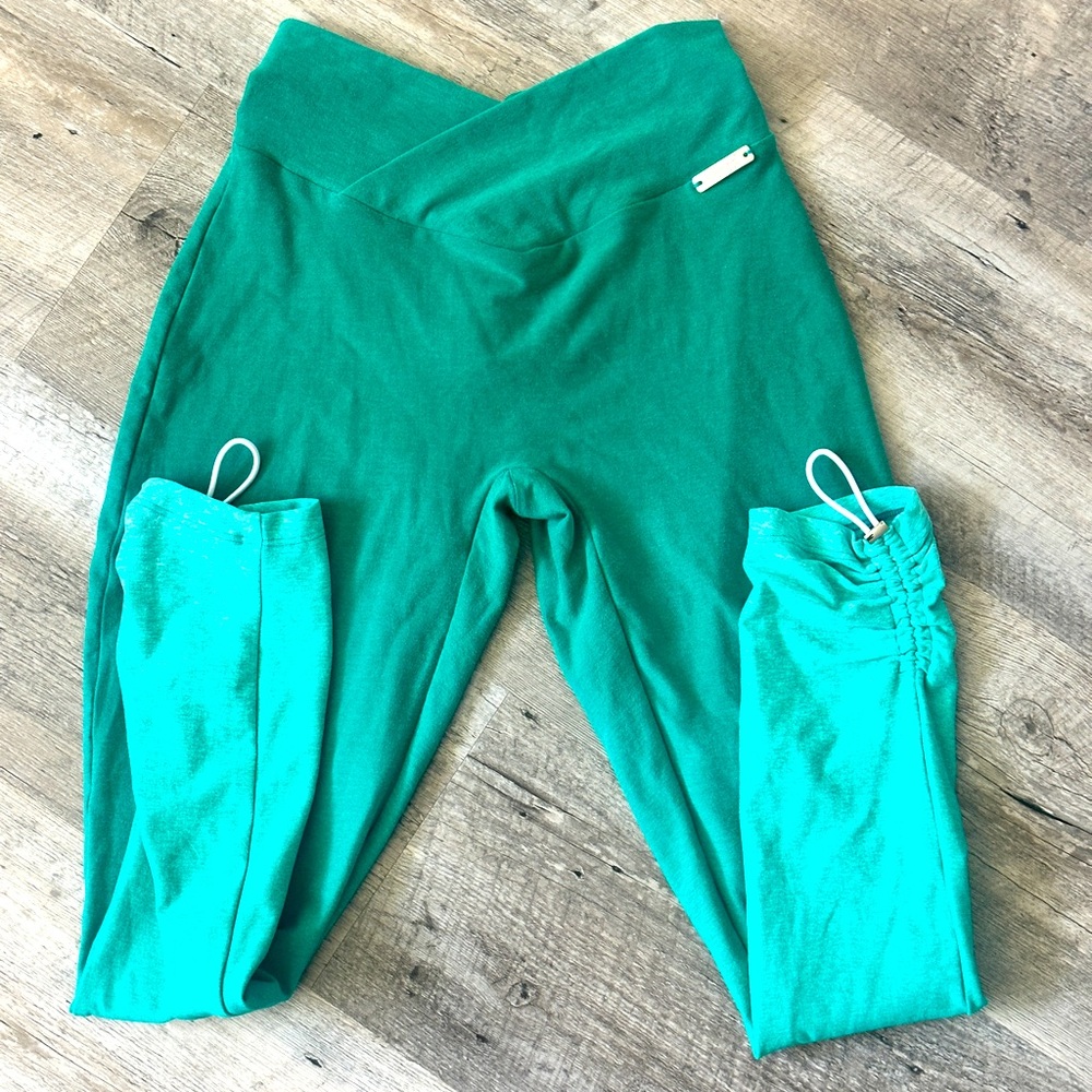 Large bombshell sportswear turquoise toggle leggings